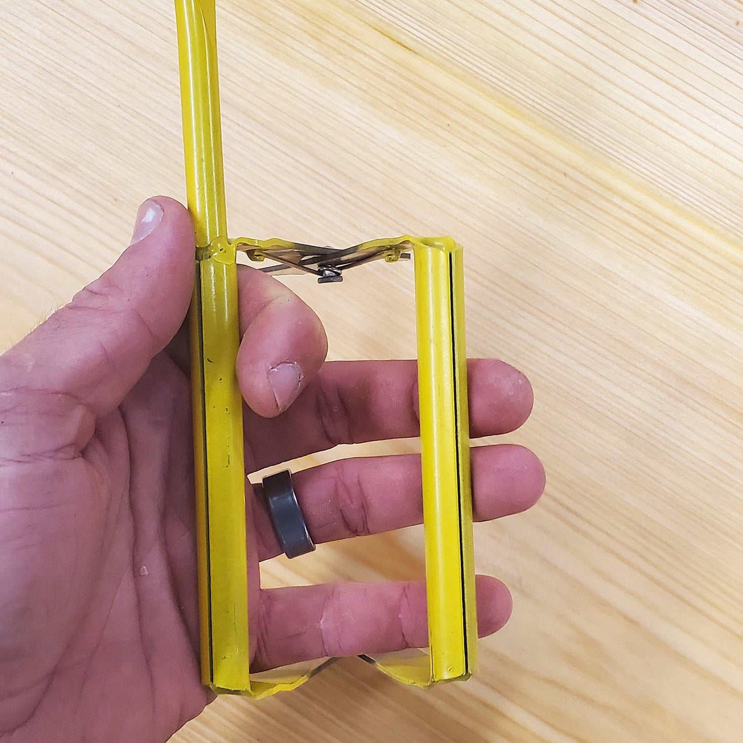 Metal Frame Grip with Pry Bar Hive Tool