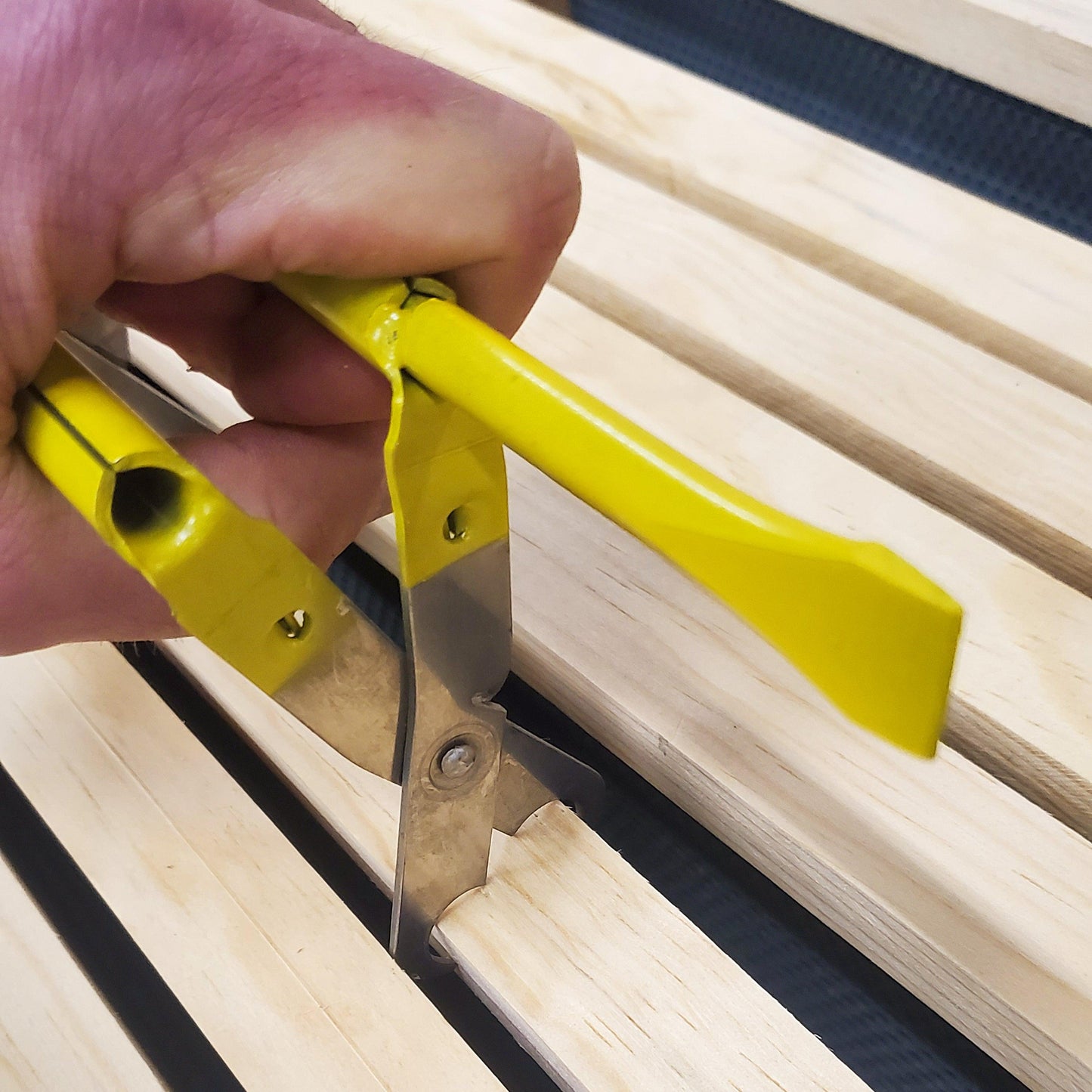 Metal Frame Grip with Pry Bar Hive Tool